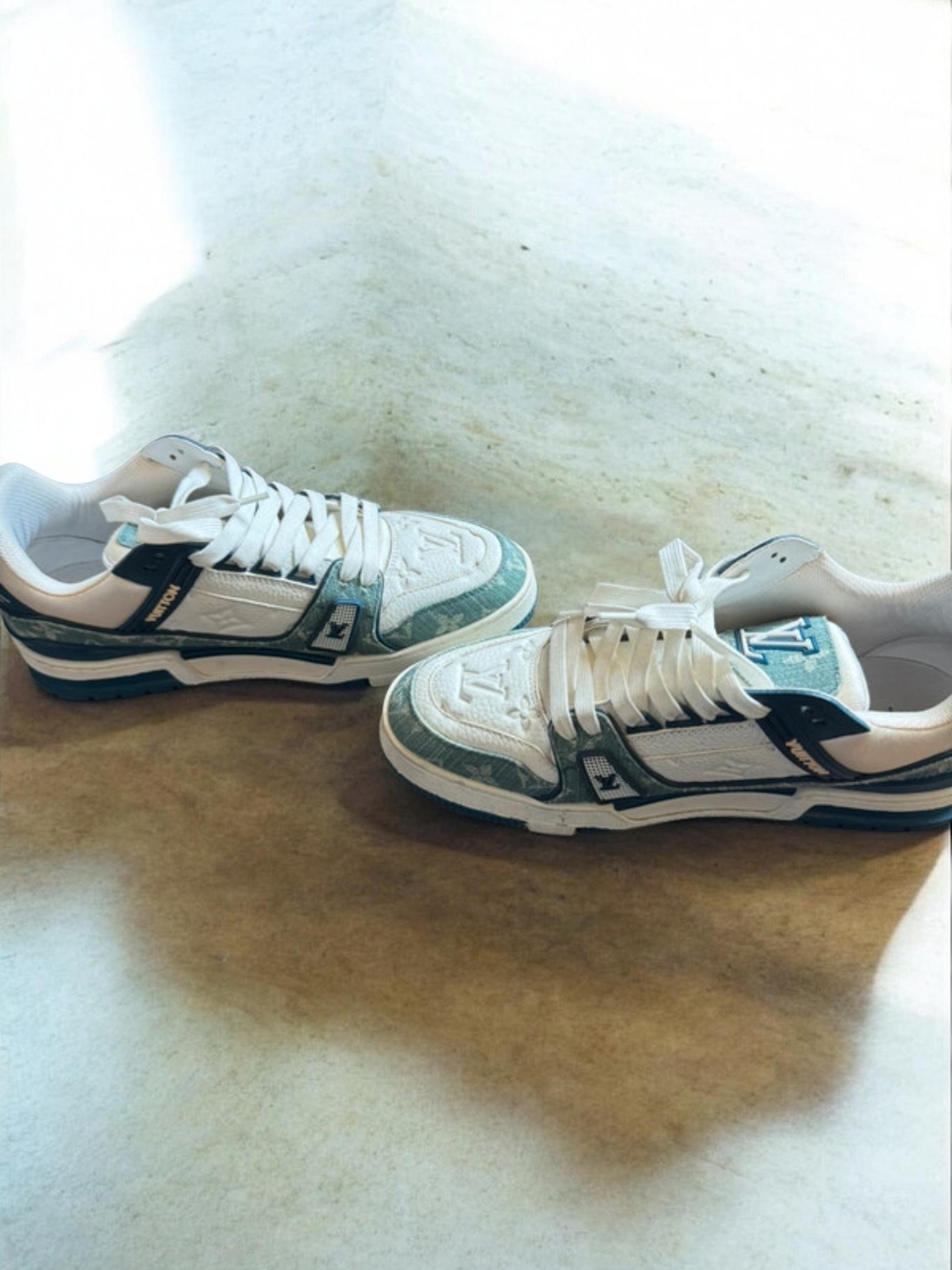 Louis Vuitton White and Teal Low-Top Sneakers Unisex W9 M8